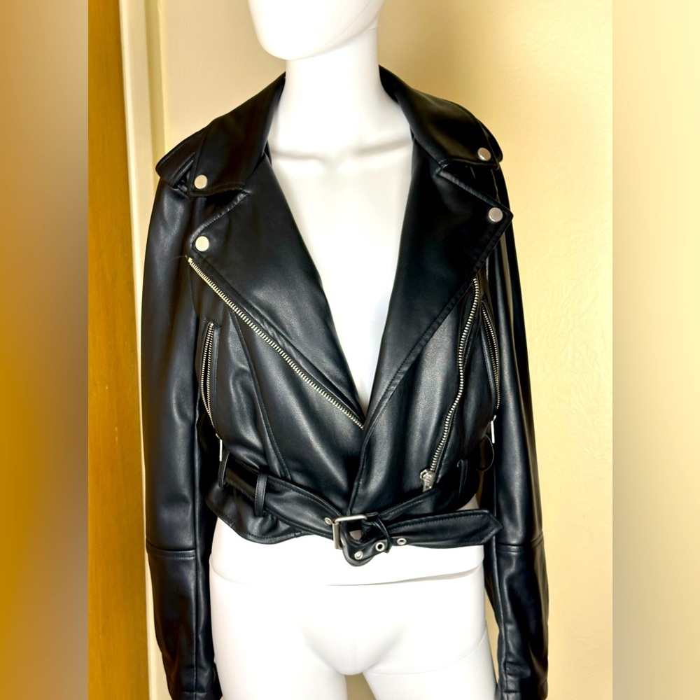 Fake leather but surprisingly comfortable and chic !